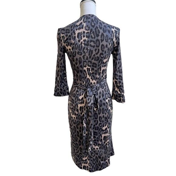 Diane Von Furstenberg DVF Vintage Julian Silk Gray Animal Print Wrap Dress Sz 2 - Picture 3 of 6